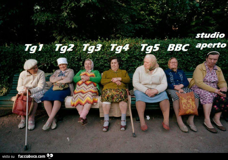 Vecchiette in panchina come fossero telegiornali