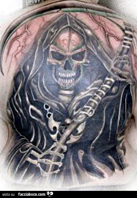 Tatuaggio della morte con la falce e il volto a teschio sulla schiena