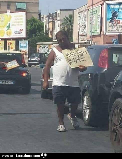 Ciccione con cartello sto morendo di fame chiede l'elemosina