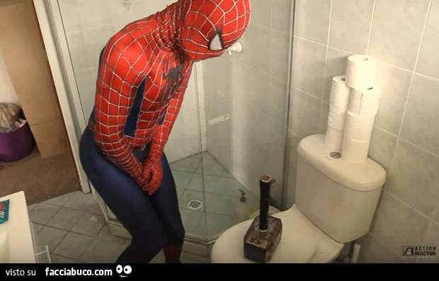 Martello di Thor sopra la tavola da cesso. Spider-man non può andare in bagno