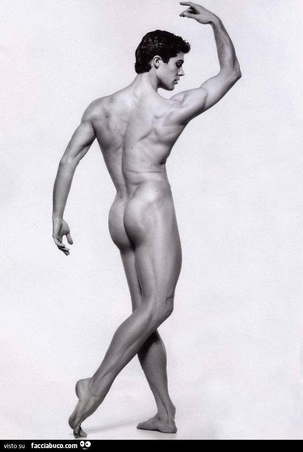 Uomo nudo palestrato in posa da modello
