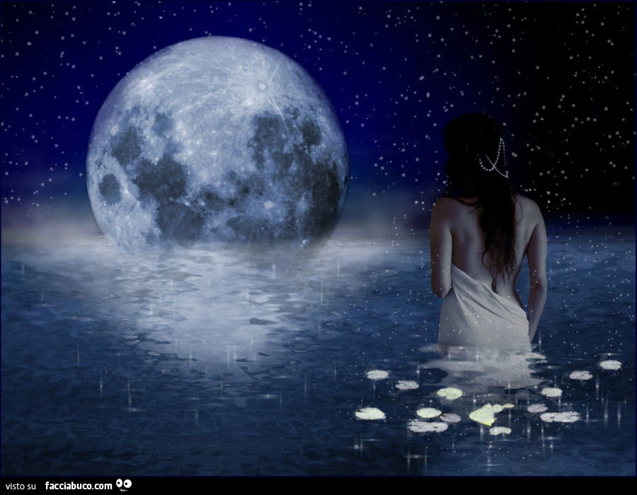 Ragazza in acqua assieme alla luna