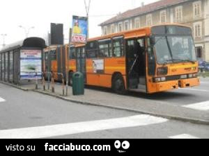 Autobus fermo alla fermata