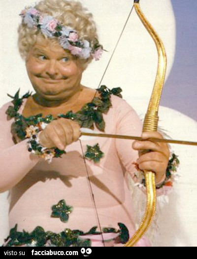 Benny Hill vestito da Cupido