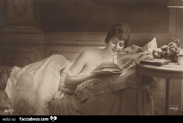 Foto donna nuda sdraiata che legge un libro