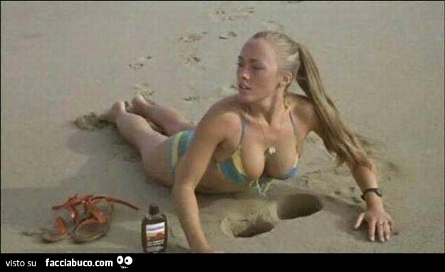 Tettona lascia l'mpronta delle tette sulla spiaggia