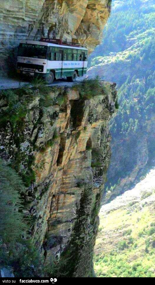 Autobus su una strada che si affaccia ad un burrone