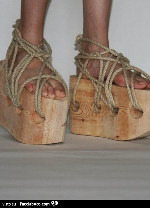 Ragazza con scarpe di legno e corda