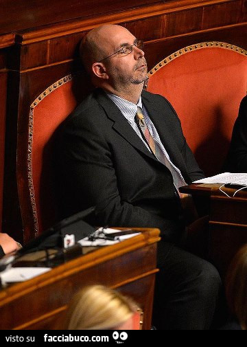 Crimi si addormenta in aula al Senato