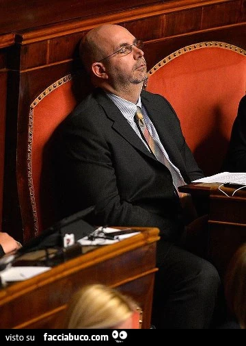 Crimi si addormenta in aula al Senato