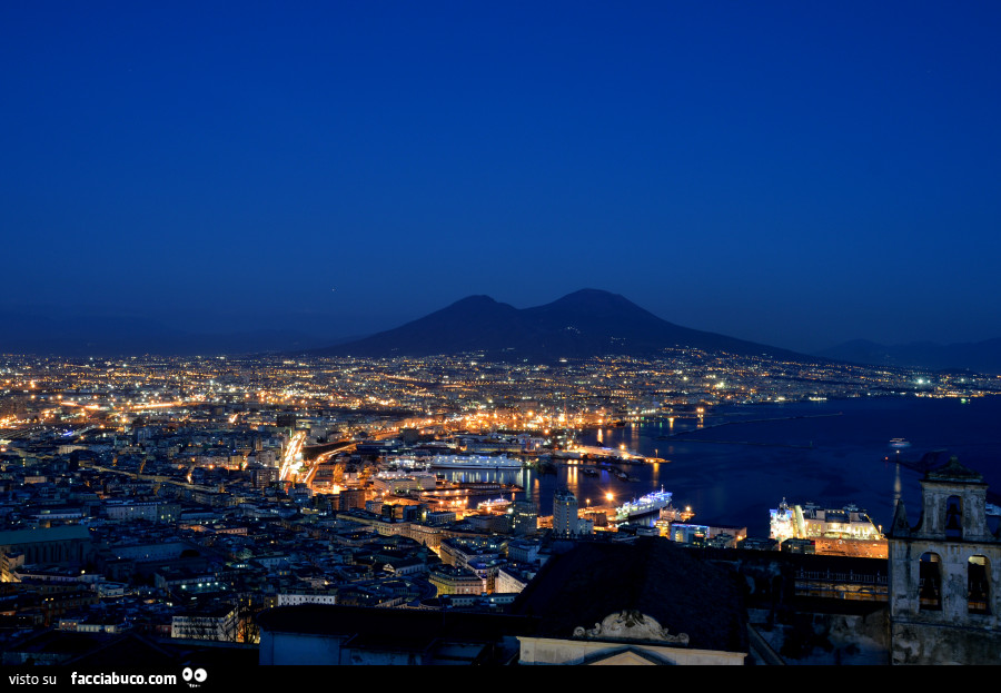 Foto del Golfo di Napoli di notte