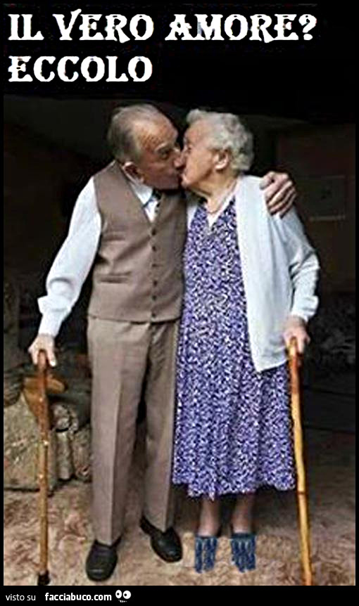 Anziani che si baciano. Il vero amore? Eccolo