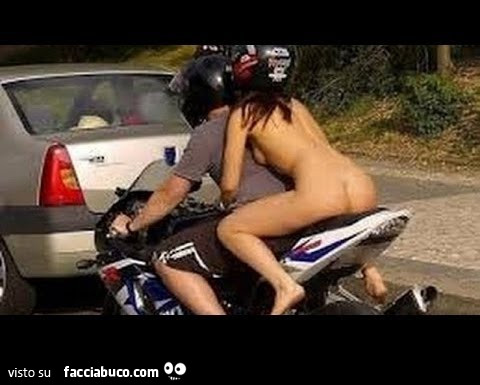 Donna nuda come passeggera in moto