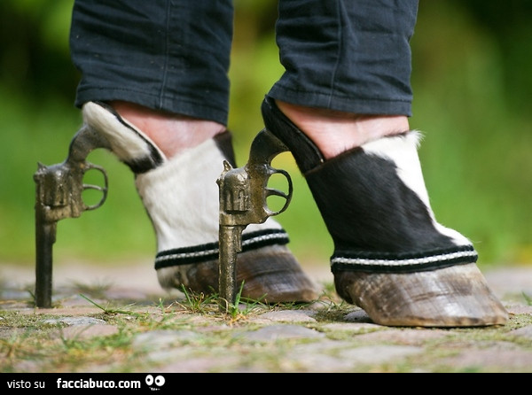 scarpe particolari da donna con pistola al posto dei tacchi e zoccolo