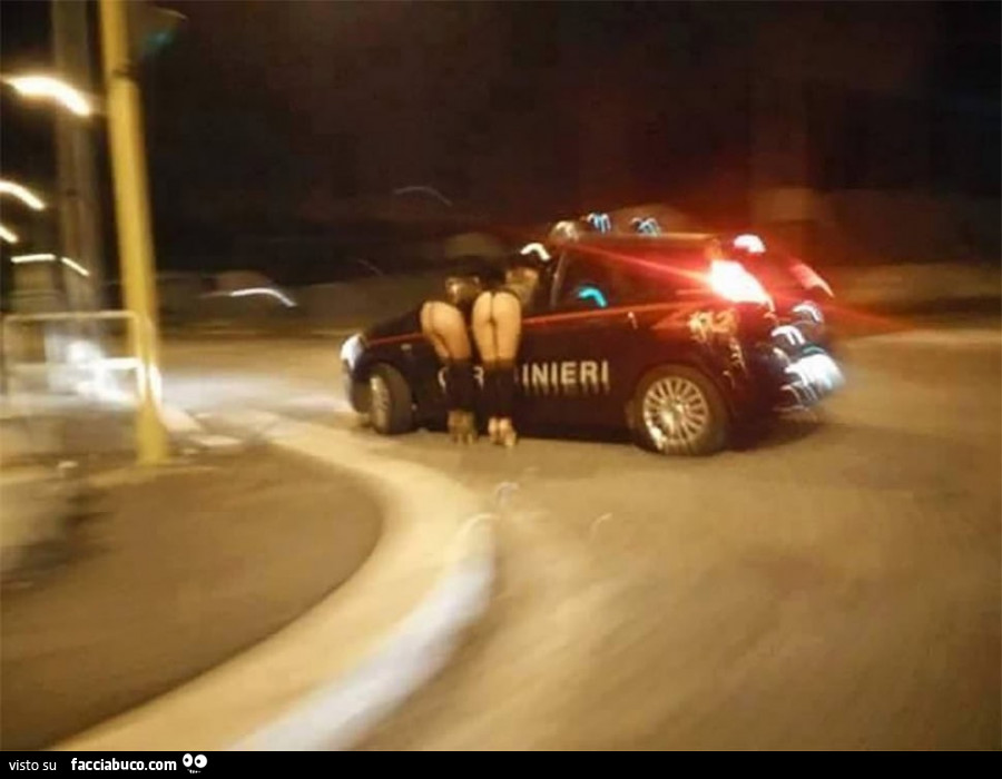 Prostitute a colloquio con la volante dei Carabinieri