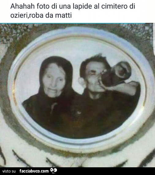 Foto di una lapide al cimitero di Ozieri, roba da matti