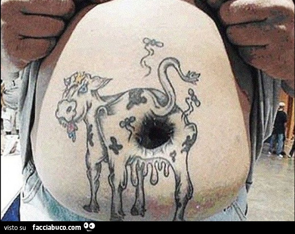 Tatuaggio di una mucca sulla pancia. E il culo è l'ombelico - Facciabuco.com