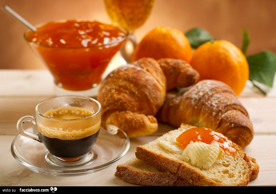 Caffè e croissant con burro e marmellata per colazione