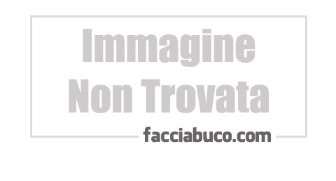 Tettone Al Muro Con Le Tette Al Vento Facciabuco Com
