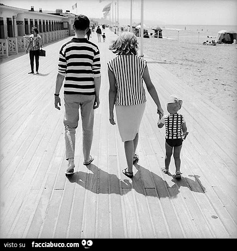 Padre con maglia a righe orizzontali. Madre con maglia a righe verticali. Figlio con maglietta a quadretti
