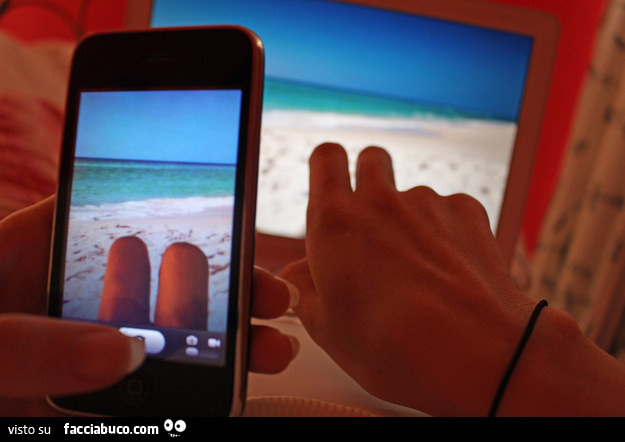 Falsificare la foto delle gambe al mare fotografando le proprie dita