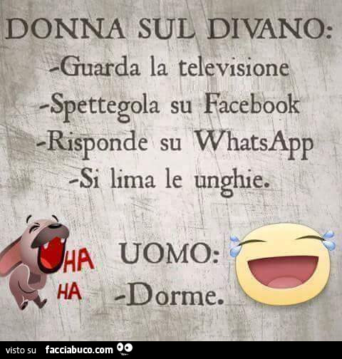 Donna sul divano: Guarda la televisione, spettegola su Facebook, risponde su WhatsApp, si lima le unghie. Uomo: dorme