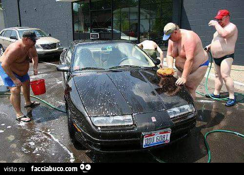 Uomini ciccioni fanno car wash