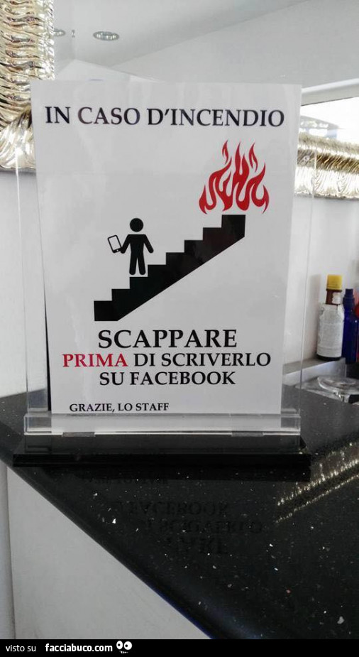 In caso d'incendio scappare prima di scriverlo su Facebook