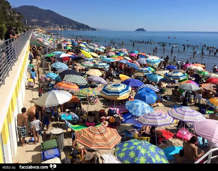 Spiaggia affollata a ferragosto