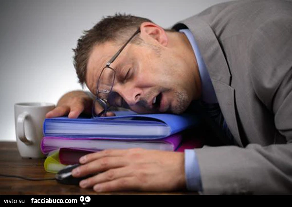 Uomo dorme sui quaderni
