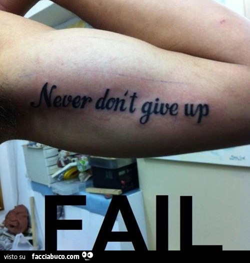 Never don't give up tatuato sul braccio
