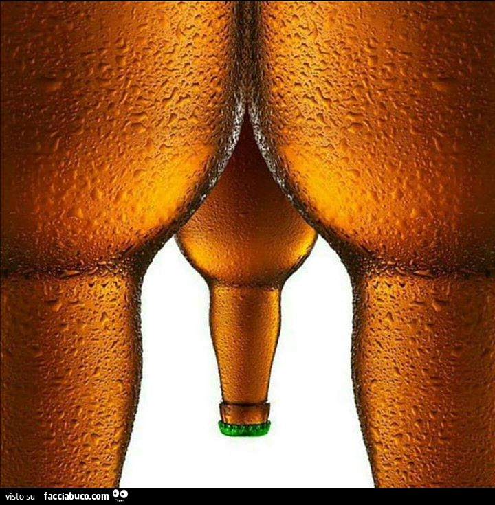 Tre bottiglie di birra che sembrano due cosce e un pene