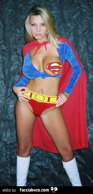 Gnocca con lo stemma di Superman sulla tetta