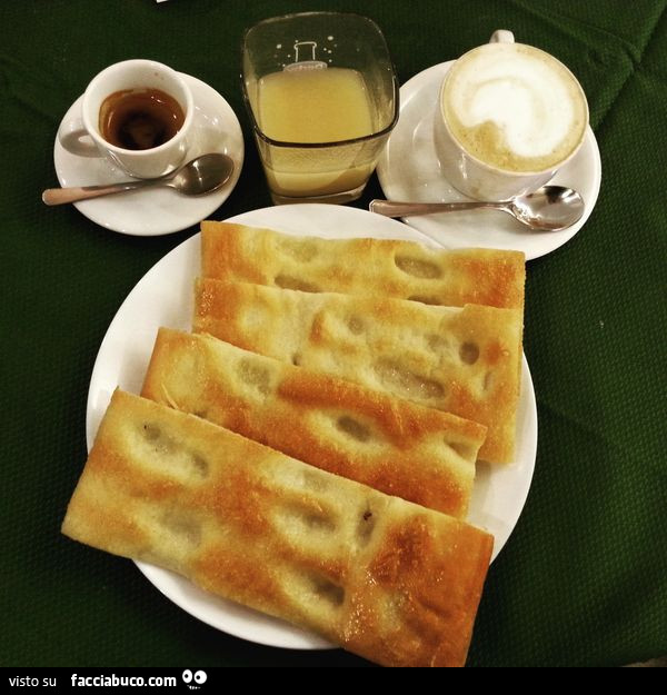 Focaccia, caffè, succo e cappuccino per colazione