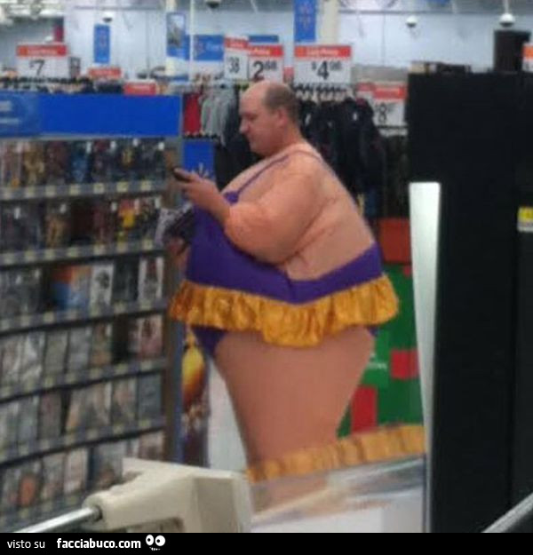 Strano uomo al supermercato con costume da cicciona