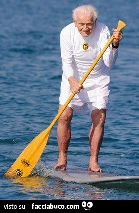 Anziano con tavola da surf e remo